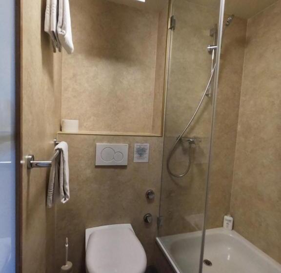 Alpenrose Hotel And Gardens