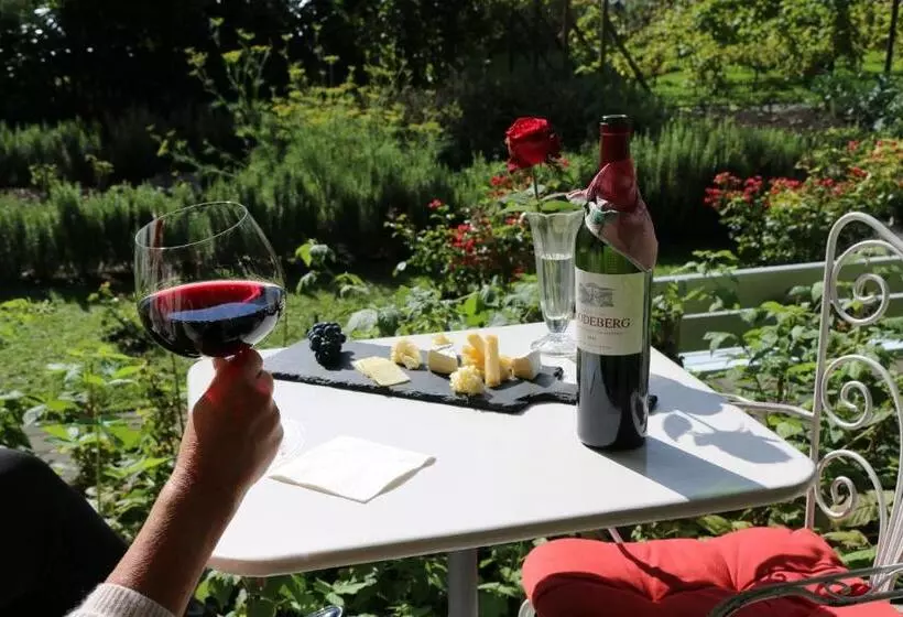 Alpenrose Hotel And Gardens