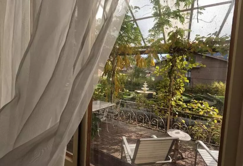 Alpenrose Hotel And Gardens