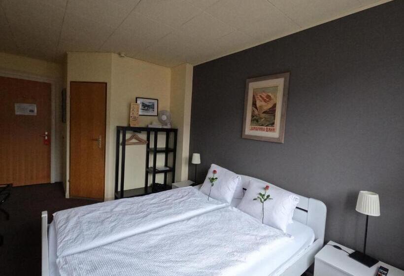 Alpenrose Hotel And Gardens