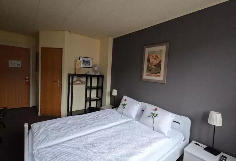 Alpenrose Hotel And Gardens