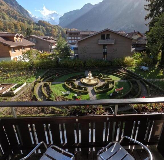 Alpenrose Hotel And Gardens