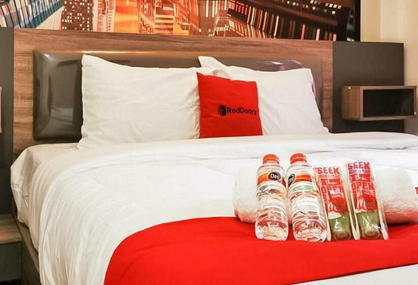 Hotel Reddoorz Plus @ Taman Madiun
