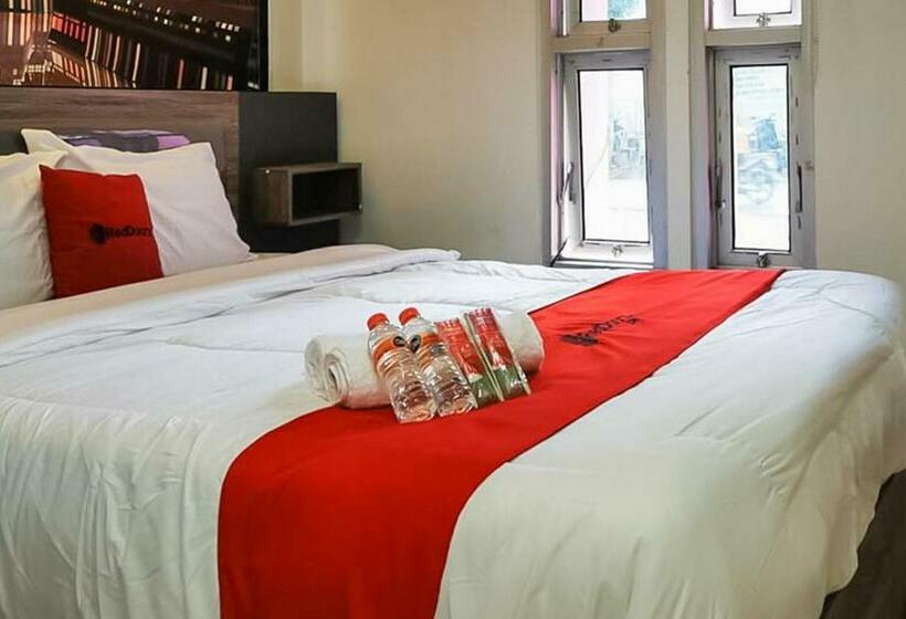 Hotel Reddoorz Plus @ Taman Madiun