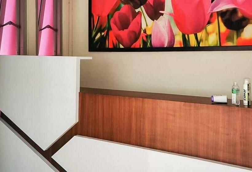 Hotel Reddoorz Plus @ Taman Madiun