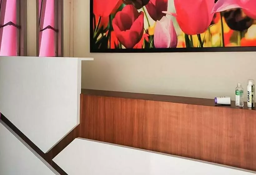 ホテル Reddoorz Plus @ Taman Madiun