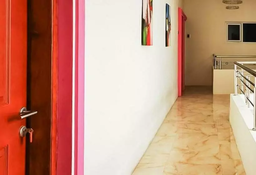 ホテル Reddoorz Plus @ Taman Madiun