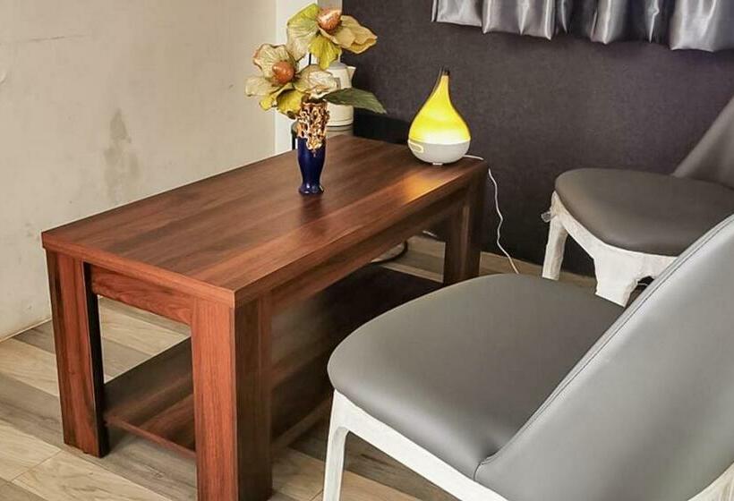 Hotel Reddoorz Plus @ Taman Madiun