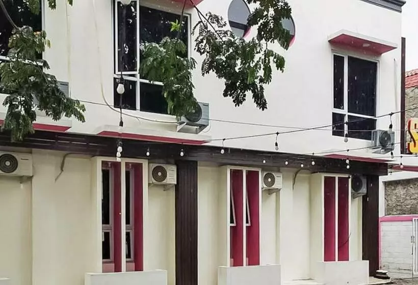 ホテル Reddoorz Plus @ Taman Madiun