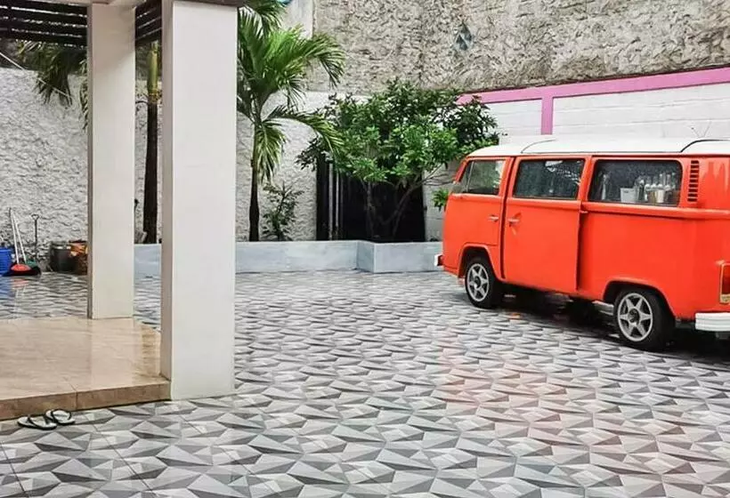 ホテル Reddoorz Plus @ Taman Madiun