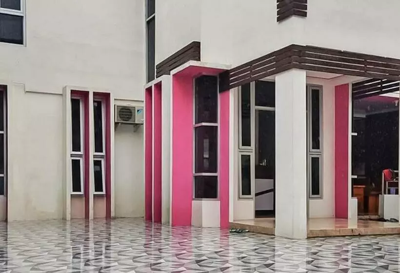 ホテル Reddoorz Plus @ Taman Madiun