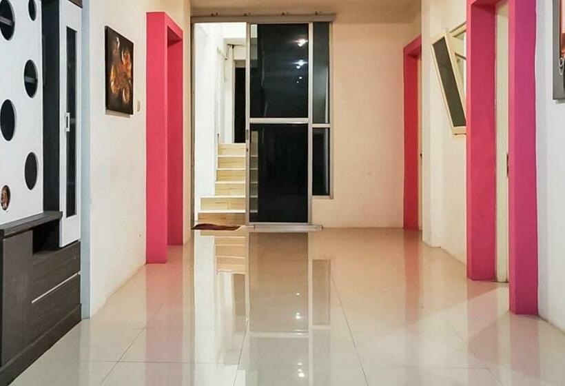 Hotel Reddoorz Plus @ Taman Madiun