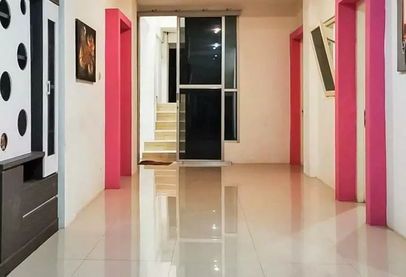 ホテル Reddoorz Plus @ Taman Madiun
