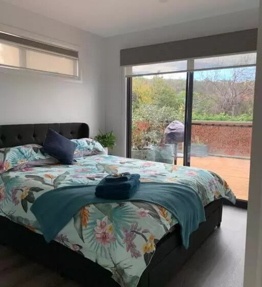North Hobart, Tranquil Retreat, No Stairs, Access