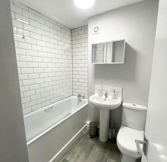 Best Price! Wonderful 2 Bedroom, 2 Superkings Or 4 Singles, Fantastic Location & Free Parking!