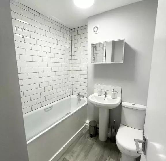Best Price! Wonderful 2 Bedroom, 2 Superkings Or 4 Singles, Fantastic Location & Free Parking!