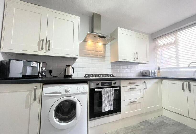 Best Price! Wonderful 2 Bedroom, 2 Superkings Or 4 Singles, Fantastic Location & Free Parking!