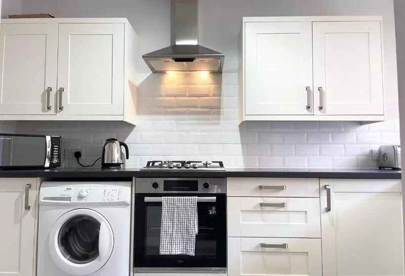 Best Price! Wonderful 2 Bedroom, 2 Superkings Or 4 Singles, Fantastic Location & Free Parking!