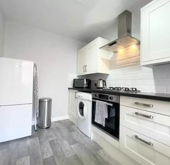 Best Price! Wonderful 2 Bedroom, 2 Superkings Or 4 Singles, Fantastic Location & Free Parking!