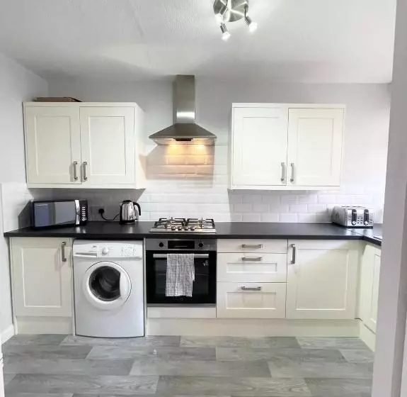 Best Price! Wonderful 2 Bedroom, 2 Superkings Or 4 Singles, Fantastic Location & Free Parking!