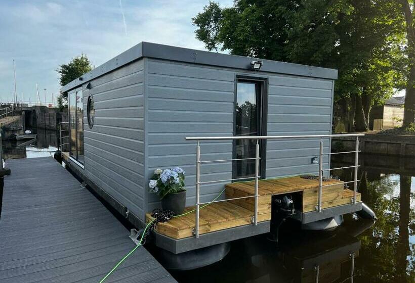 New Houseboat 2 Bedrooms