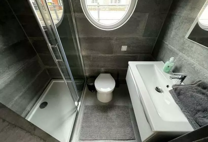 New Houseboat 2 Bedrooms