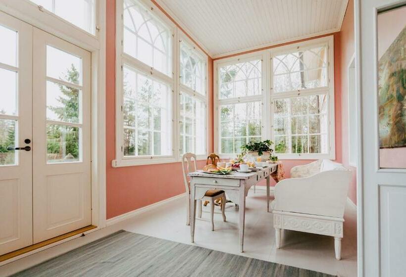 ユースホステル Salaisen Puutarhan Majatalo