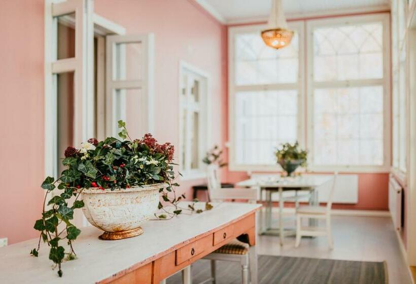 ユースホステル Salaisen Puutarhan Majatalo