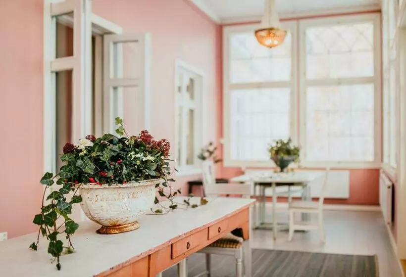 Retkeilymaja Salaisen Puutarhan Majatalo