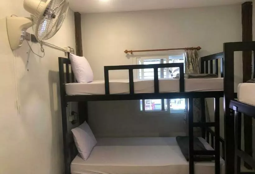 ユースホステル Social Quarters