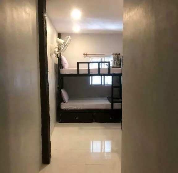 ユースホステル Social Quarters