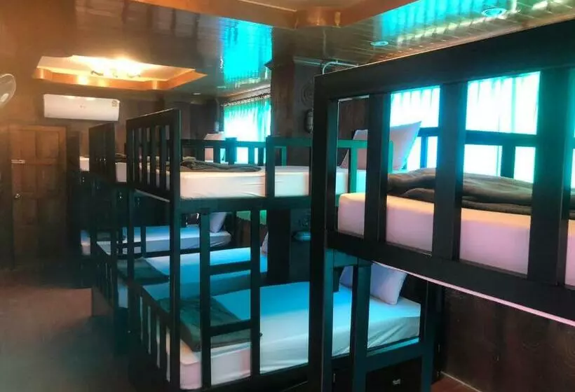 ユースホステル Social Quarters