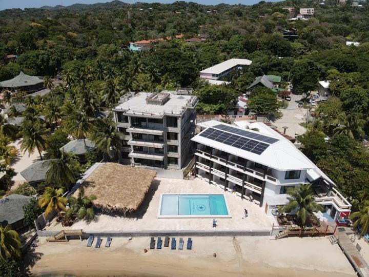 هتل Brisas Del Mar Beach + Dive Resort