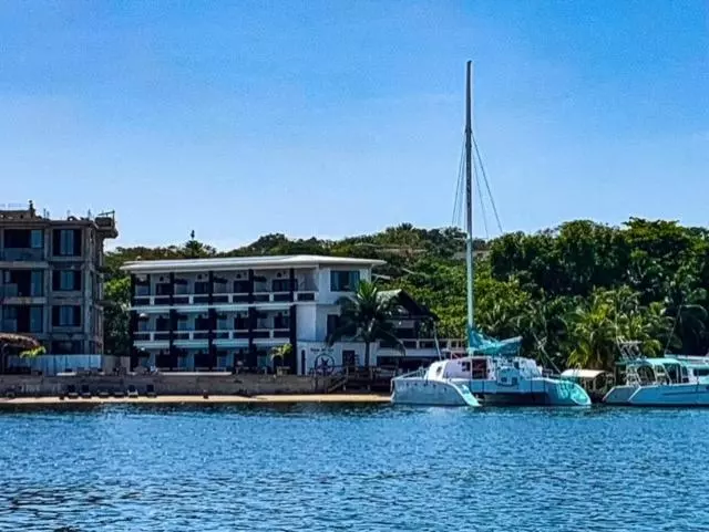 هتل Brisas Del Mar Beach + Dive Resort