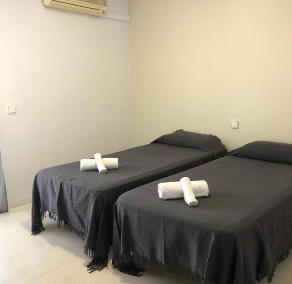 پانسیون Hostal Santa Calma