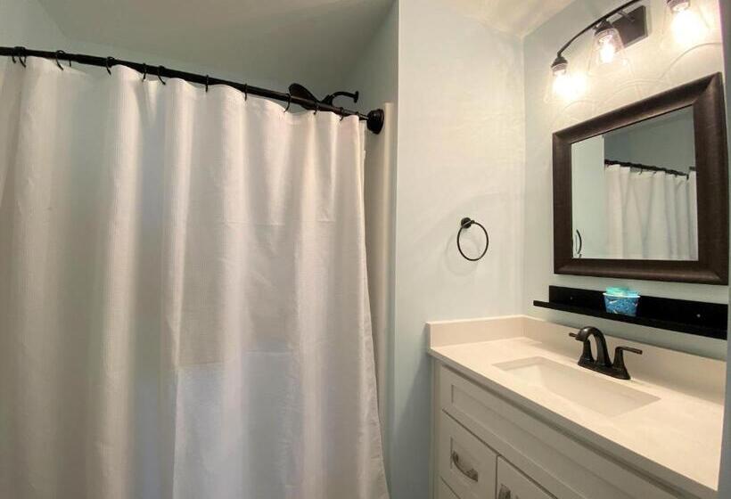 327 Palmetto Walk Wine Down