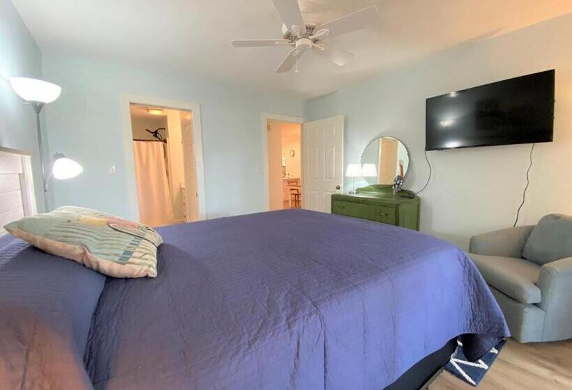 327 Palmetto Walk Wine Down