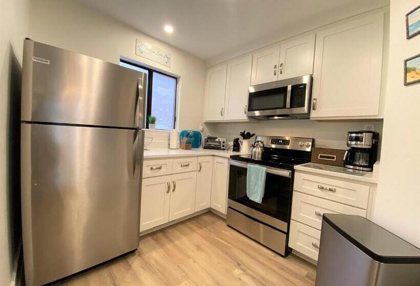 327 Palmetto Walk Wine Down