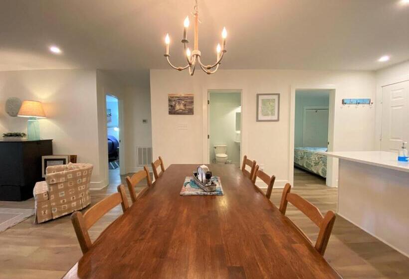 327 Palmetto Walk Wine Down