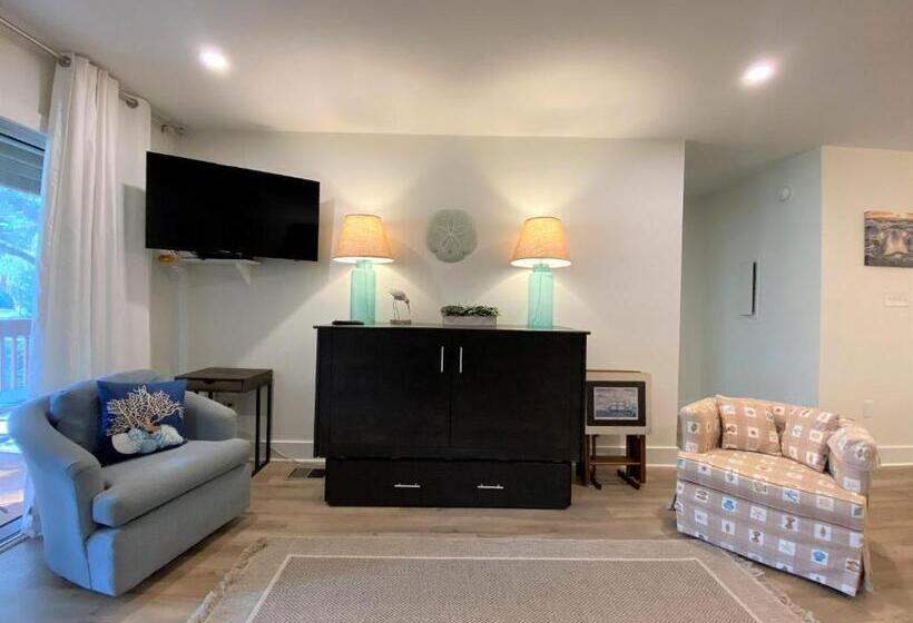 327 Palmetto Walk Wine Down