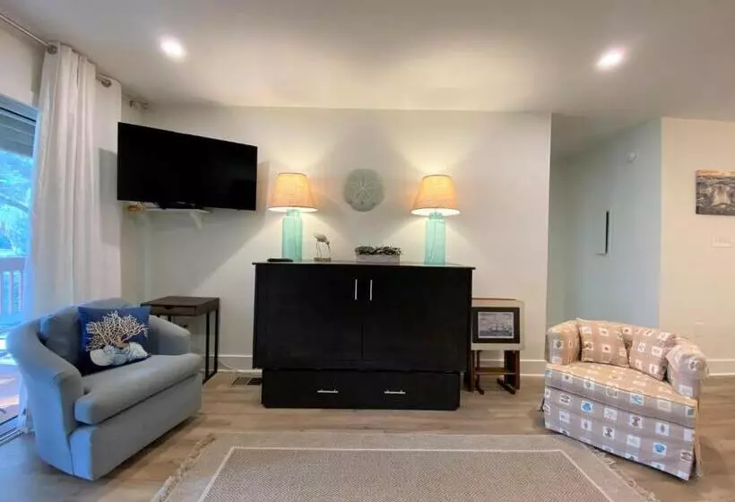 327 Palmetto Walk   Wine Down