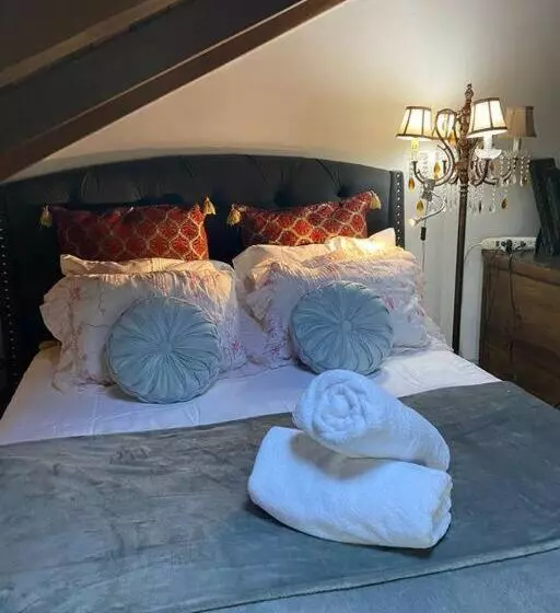 Beautiful Loft! Walk From The Beach!