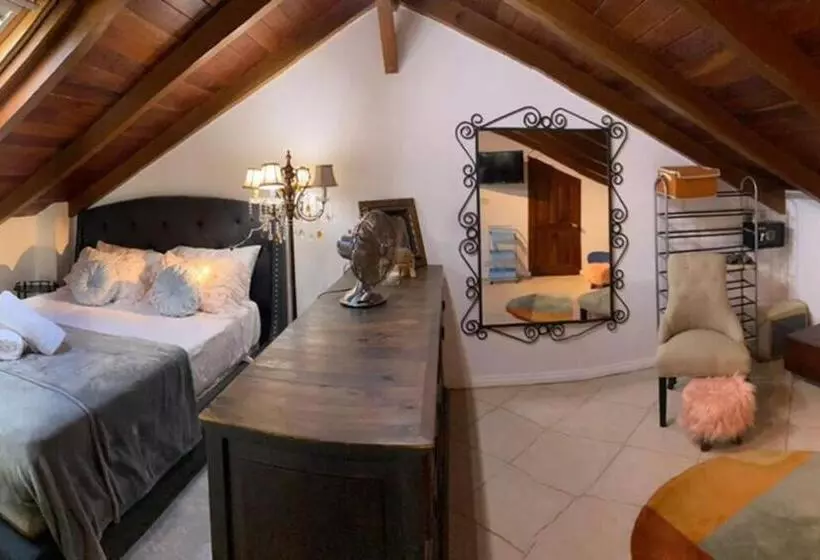 Beautiful Loft! Walk From The Beach!