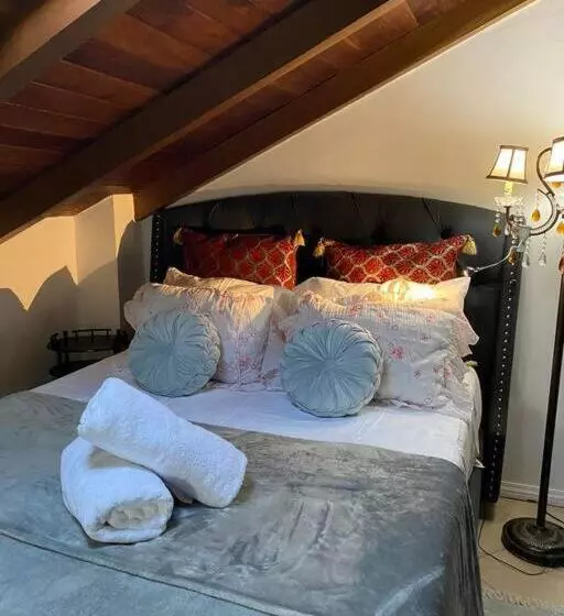 Beautiful Loft! Walk From The Beach!