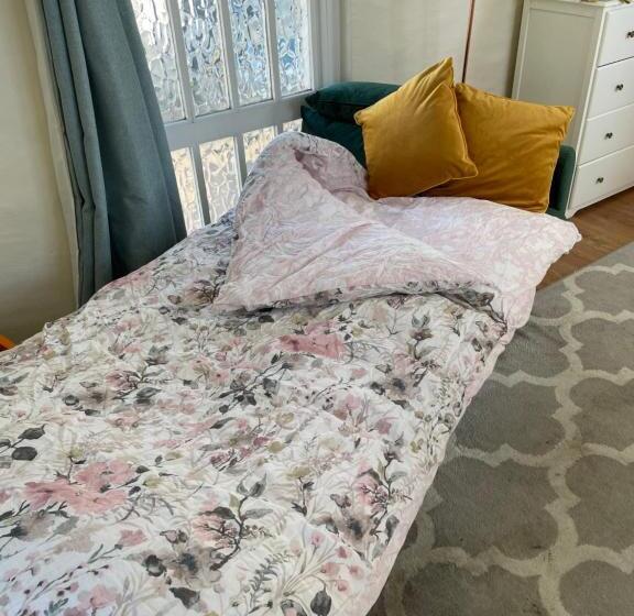 Light Airy Detached Annex 2 Min Walk Train Station