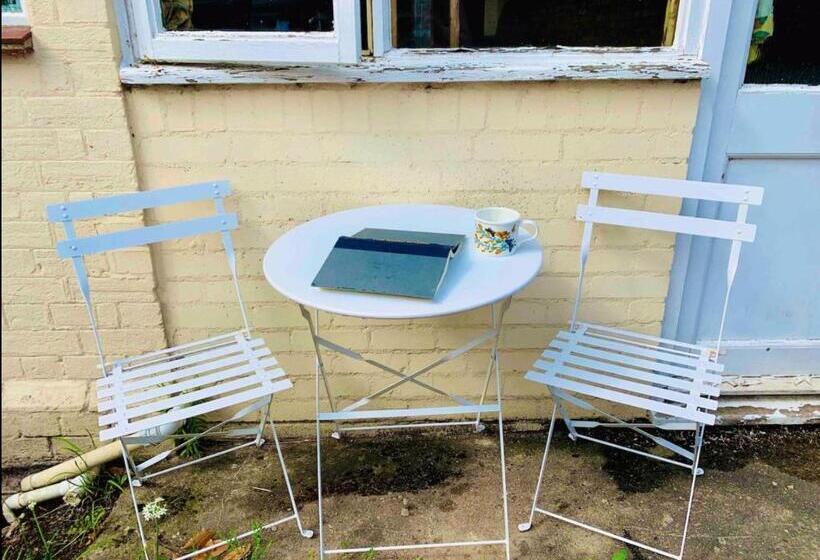 Light Airy Detached Annex 2 Min Walk Train Station