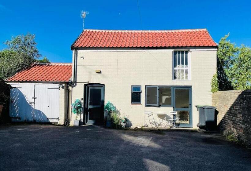 Light Airy Detached Annex 2 Min Walk Train Station