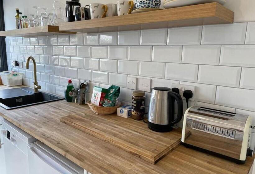 Light Airy Detached Annex 2 Min Walk Train Station