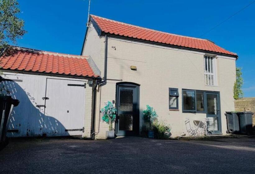 Light Airy Detached Annex 2 Min Walk Train Station