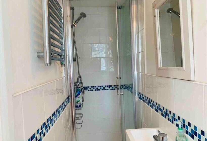 Light Airy Detached Annex 2 Min Walk Train Station